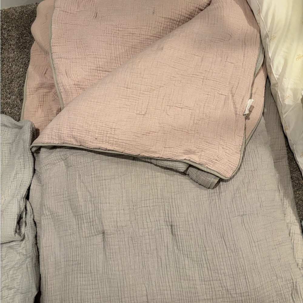 Parachute king cotton quilt and king shams